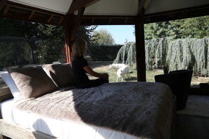 Chambre du lodge Grand Nord au milieu du parc des loups.