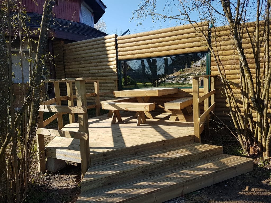 Salon de jardin en bois dépendant du Lodge Grand Nord.